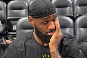 上手撕队徽！勒布朗-詹姆斯调侃记者穿曼联外套：这外套太糟糕了